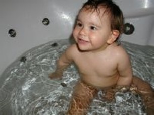  Praktikus tanács: hogyan szoktassuk a fürdőkádhoz a babát