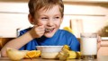 Miért fontos, hogy a gyermek reggelizzen?