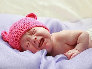  Ezért nem hallja a férfi a gyereksírást éjszaka!