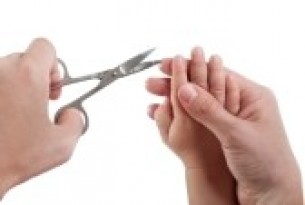 Így vágjuk le a baba körmét!