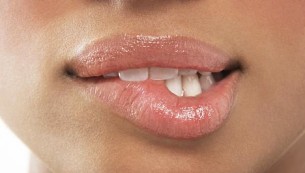 Veszélyes beharapás: Rákot okozhat, ha mindig megharapja a száját?